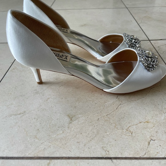 BADGLEY MISCHKA WHITE SATIN LOW HEELS - Picture 2 of 6